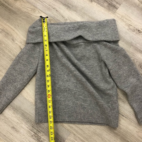 MINKPINK Womens Off the Shoulder Sunday Sweater SZ MED Gray - Picture 3 of 5